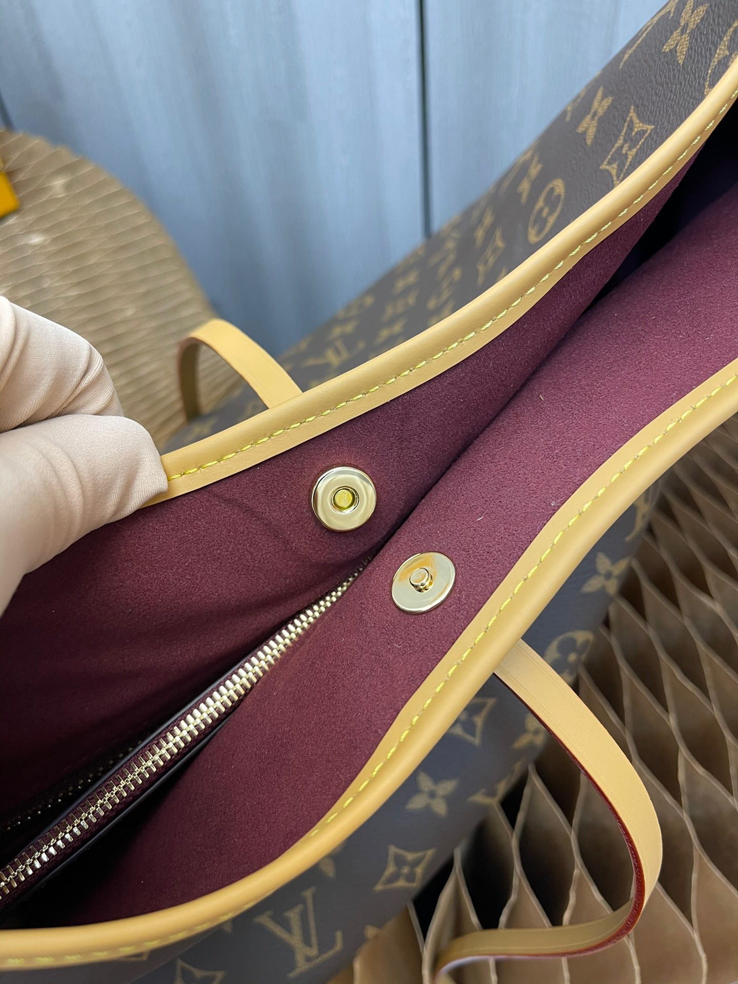 Louis Vuitton LV CarryAll MM - Bag