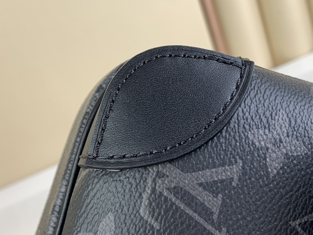 Louis Vuitton Crossbody Massanger Bag