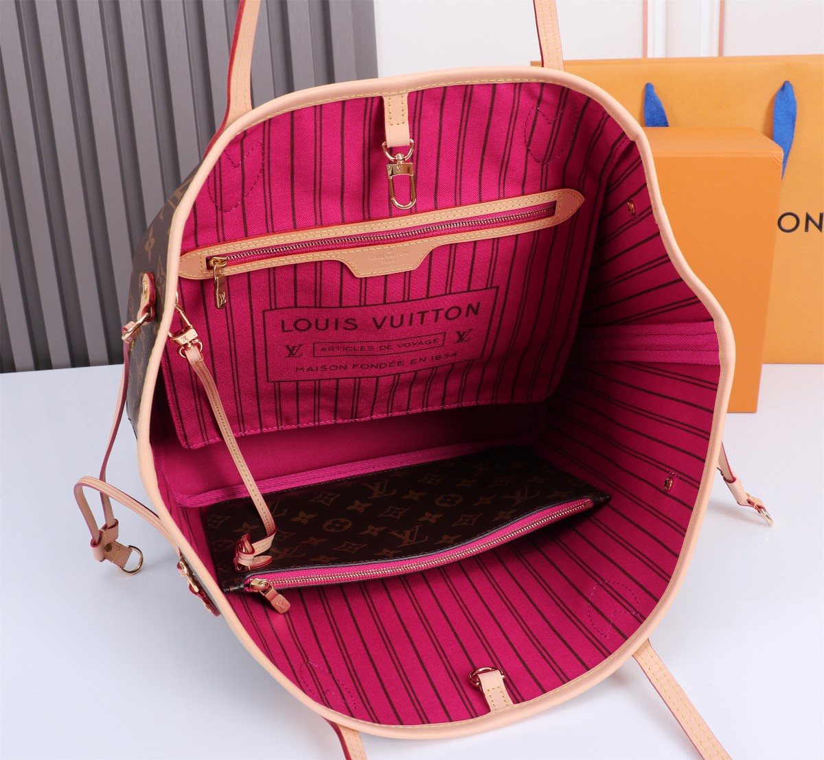 Louis Vuitton Neverfull MM Classic Bag