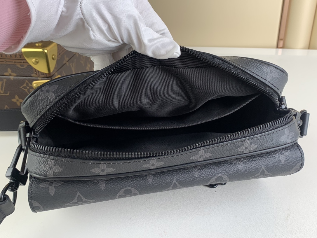 Louis Vuitton Crossbody Massanger Bag